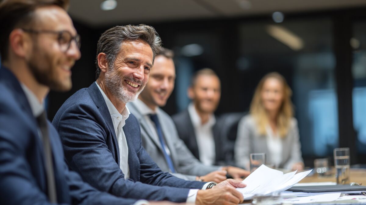 Coach presenteert formeel voorstel aan procurement team in corporate meeting room, professionele B2B negotiation