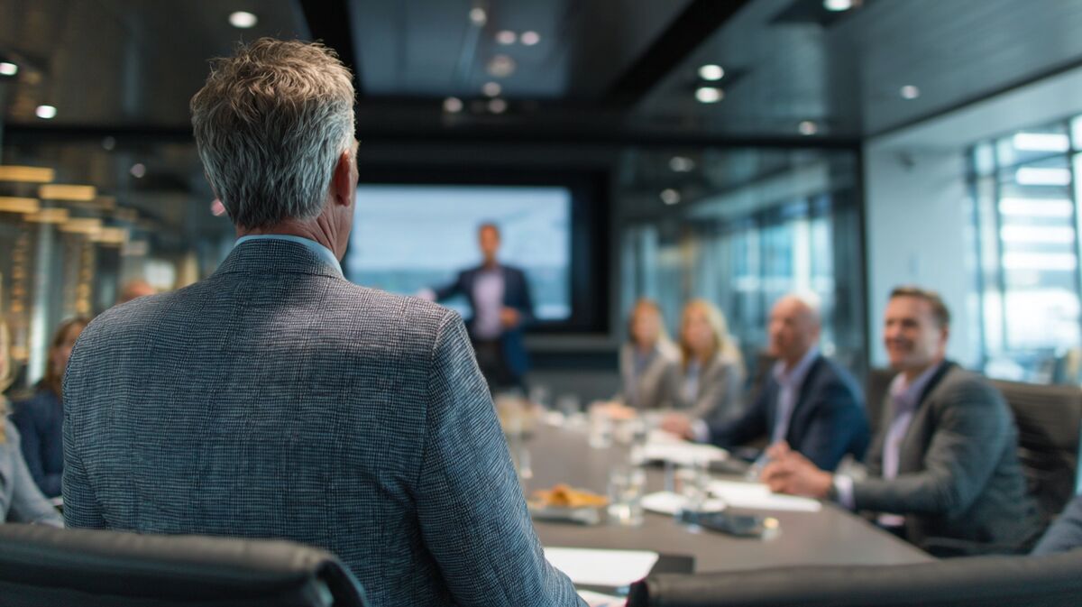Coach presenteert aan corporate leadership team in boardroom, high-stakes pitch moment met engaged C-level audience
