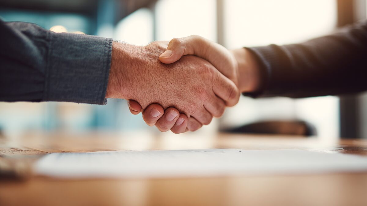 Twee professionals schudden handen met getekend contract zichtbaar, partnership success en deal closure celebration