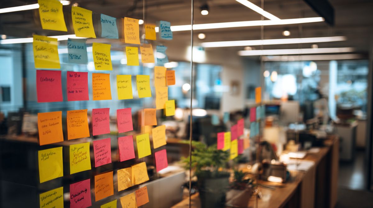 Coach brainstormt over blog onderwerpen op whiteboard