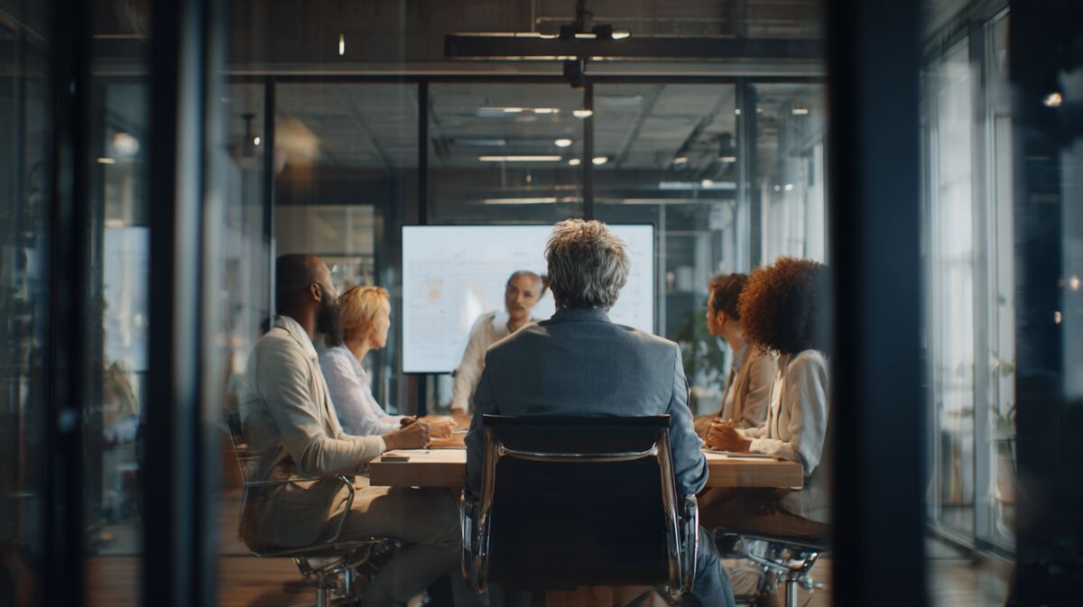 Executive coach presenteert business case aan HR Director en CEO in modern kantoor, professioneel sales gesprek
