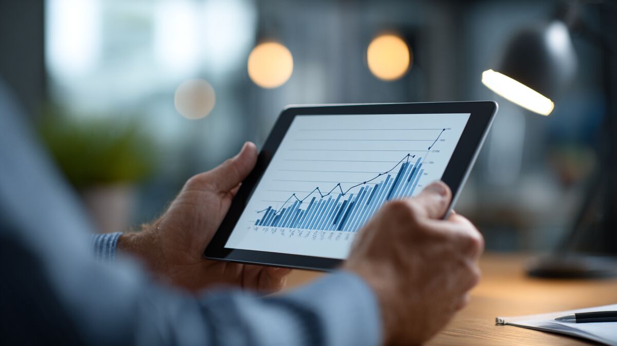 Coach toont performance dashboard op tablet aan corporate stakeholder, ROI data met upward trends