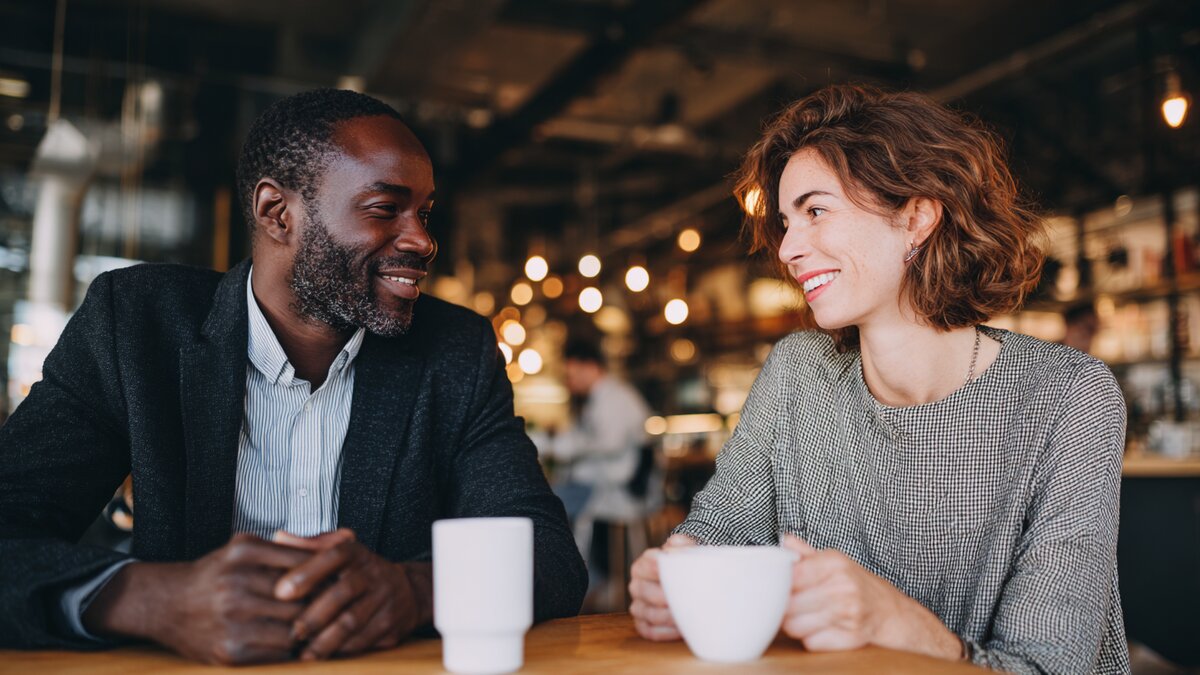 Twee professionals netwerken tijdens koffie gesprek