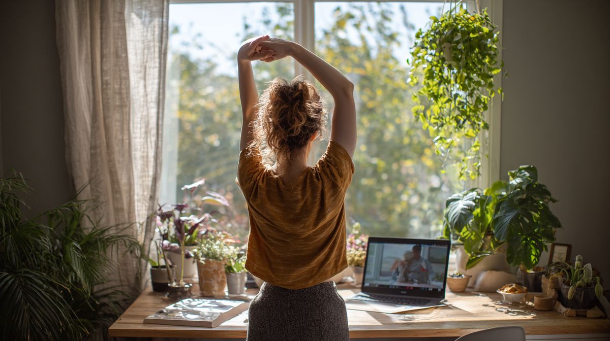 Coach die een pauze neemt tussen online sessies om op te laden